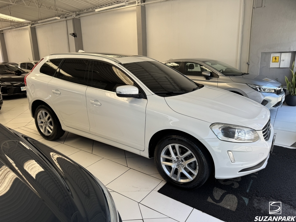 VOLVO XC60 MOMENTUM D5 AWD